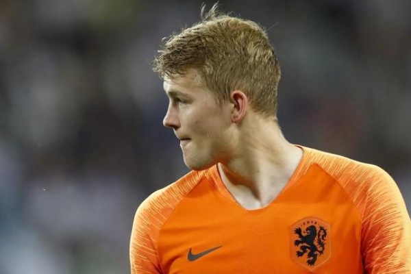 德弗里踢什么位置？