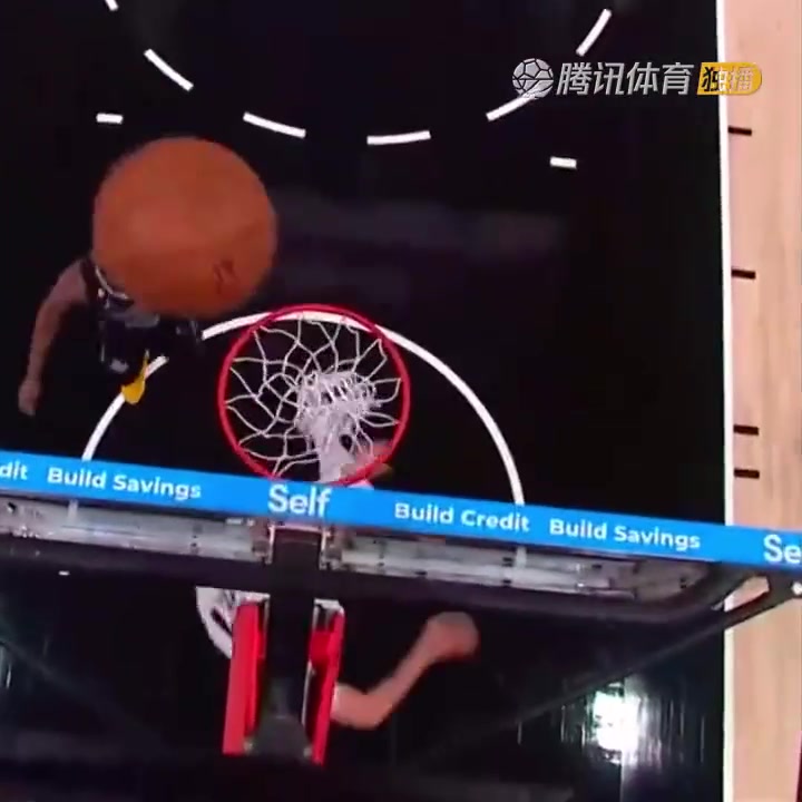 罕見一幕！努爾基奇拋投 球神奇停在籃板上沿 看呆凱爾登！（努爾基奇集錦）