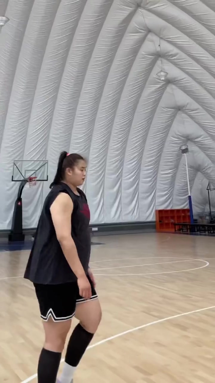 嚯，好魁梧！大寶貝劉禹彤背打你，你能頂住嗎？